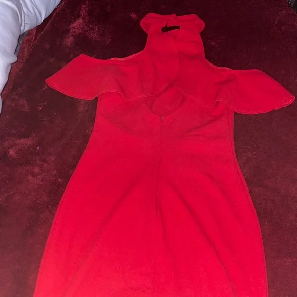 Elegant Red Off-Shoulder Dress - Picture 9 of 10